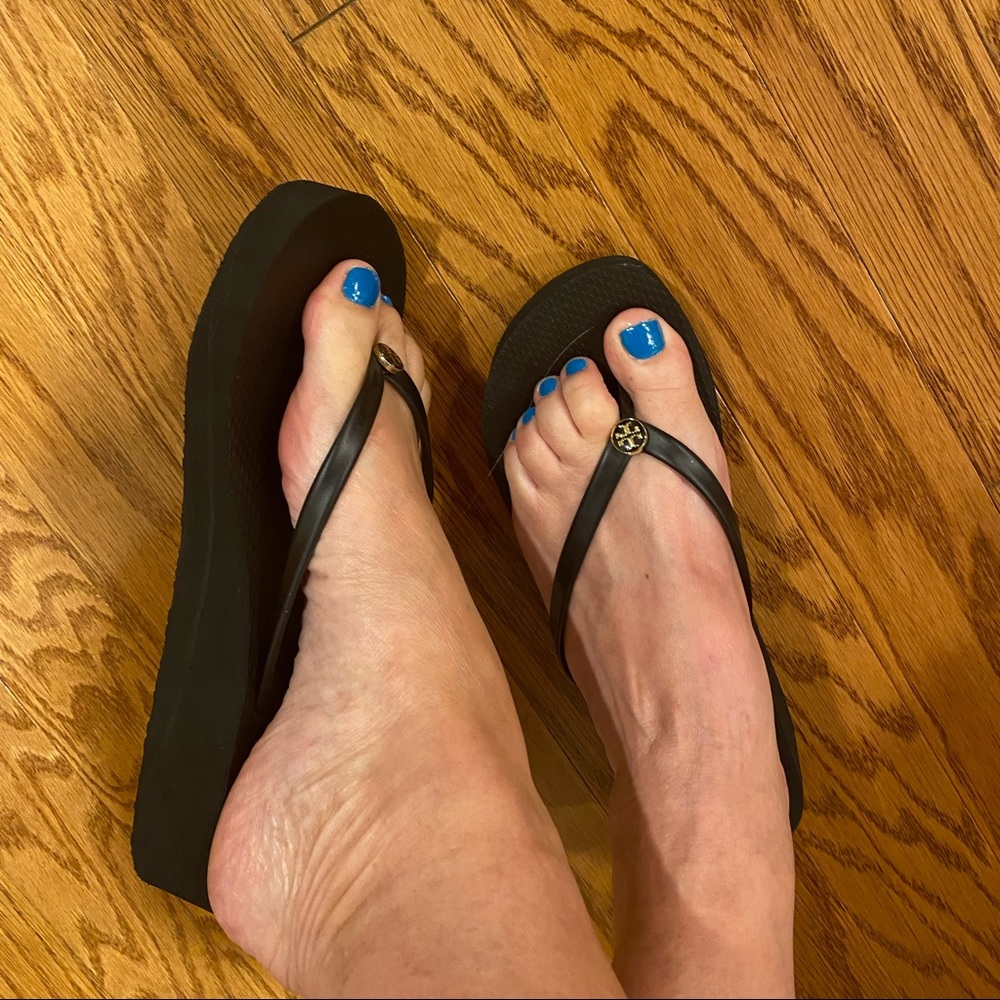 Very comfortable platform Troy Burch flip flops